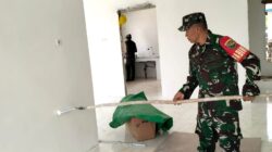 Babinsa Supiori Selatan Bantu Warga Binaannya Cat Rumah