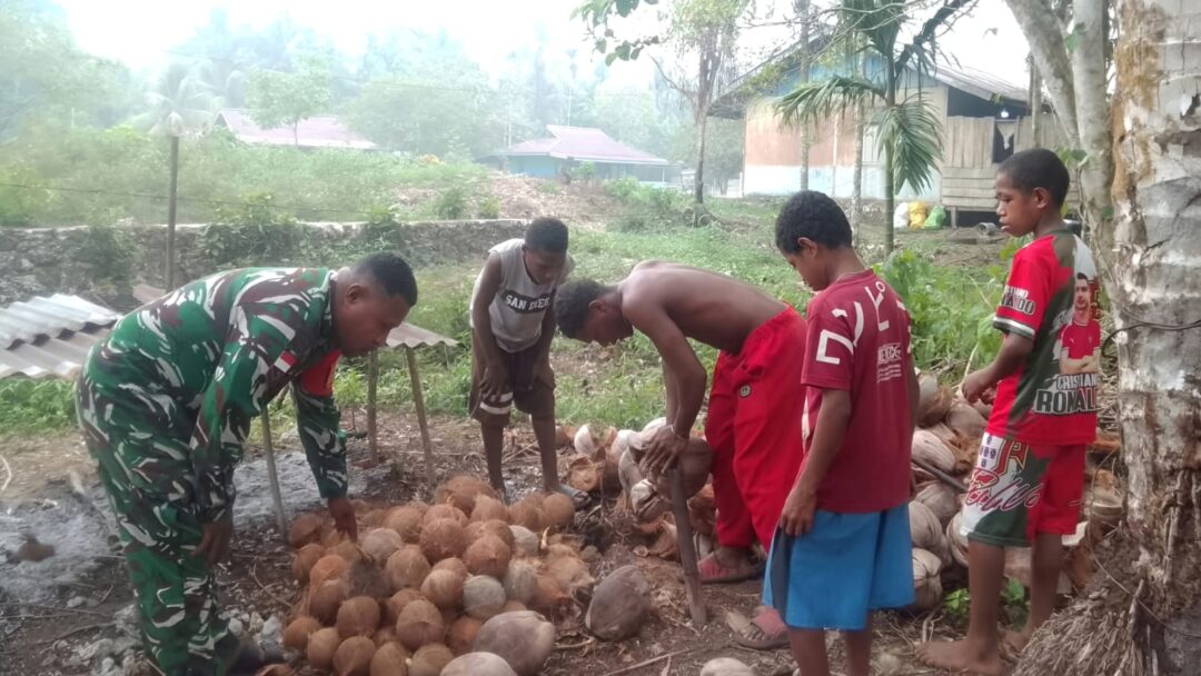 Babinsa Bantu Anak Sekolah Minggu Kumpulkan Kelapa untuk Kas Remaja Jemaat Yembeba