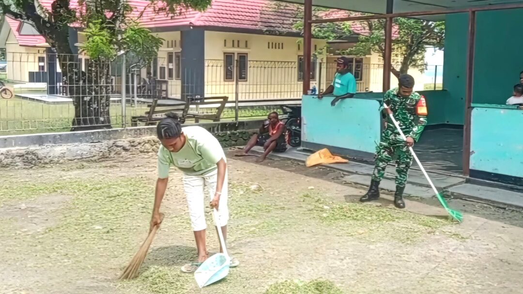 Babinsa Warsa Bersama Warga Gotong-Royong Bersihkan Halaman Kantor Kampung Maniri