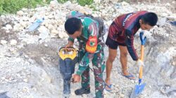 Babinsa Biak Kota Gotong-Royong Bantu Pembangunan Koperasi Merah Putih