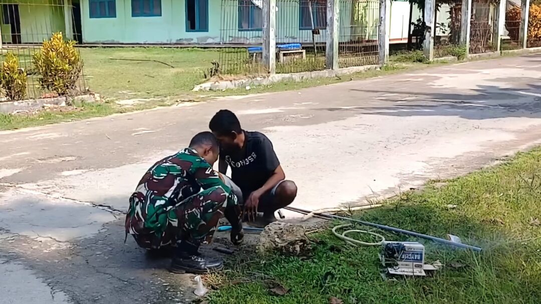 Babinsa Bantu Warga Perbaiki Pipa Air Rusak di Kampung Warsa