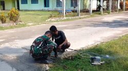 Babinsa Bantu Warga Perbaiki Pipa Air Rusak di Kampung Warsa