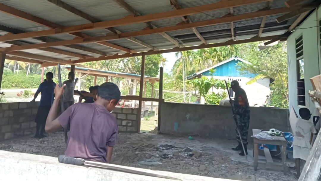 Babinsa Numfor Bantu Pengecoran Teras Rumah Warga Binaannya