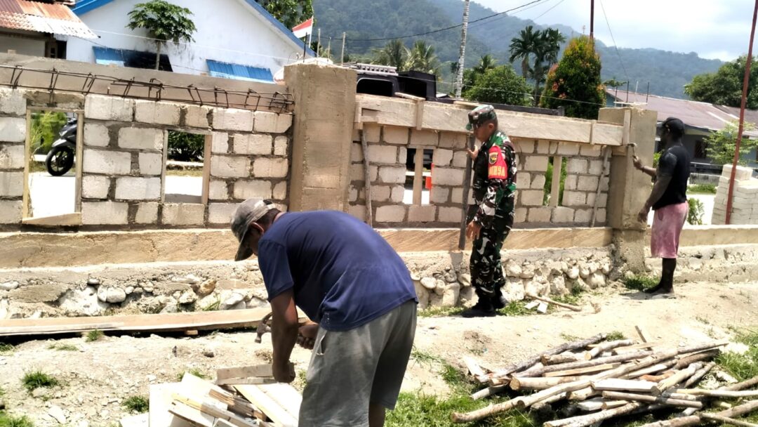 Babinsa Supiori Selatan Bantu Pembangunan Pagar Pembatas Dua Kampung