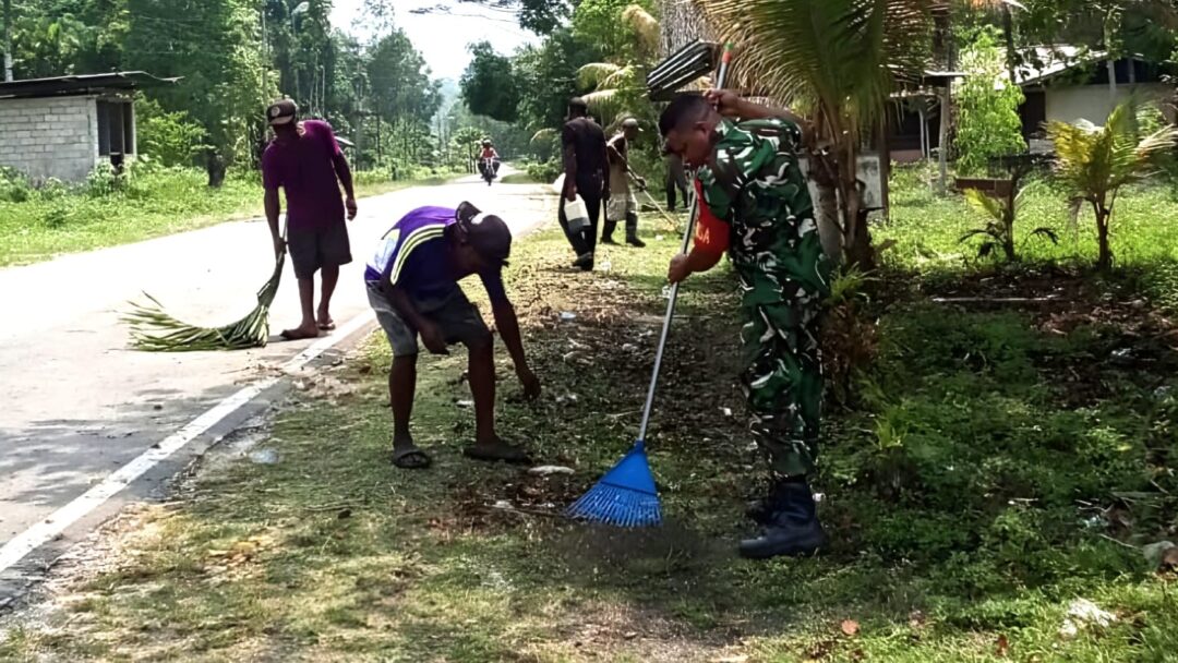 Babinsa Posramil Biak Timur Bersama Warga Bersihkan Bahu Jalan di Kampung Mandon