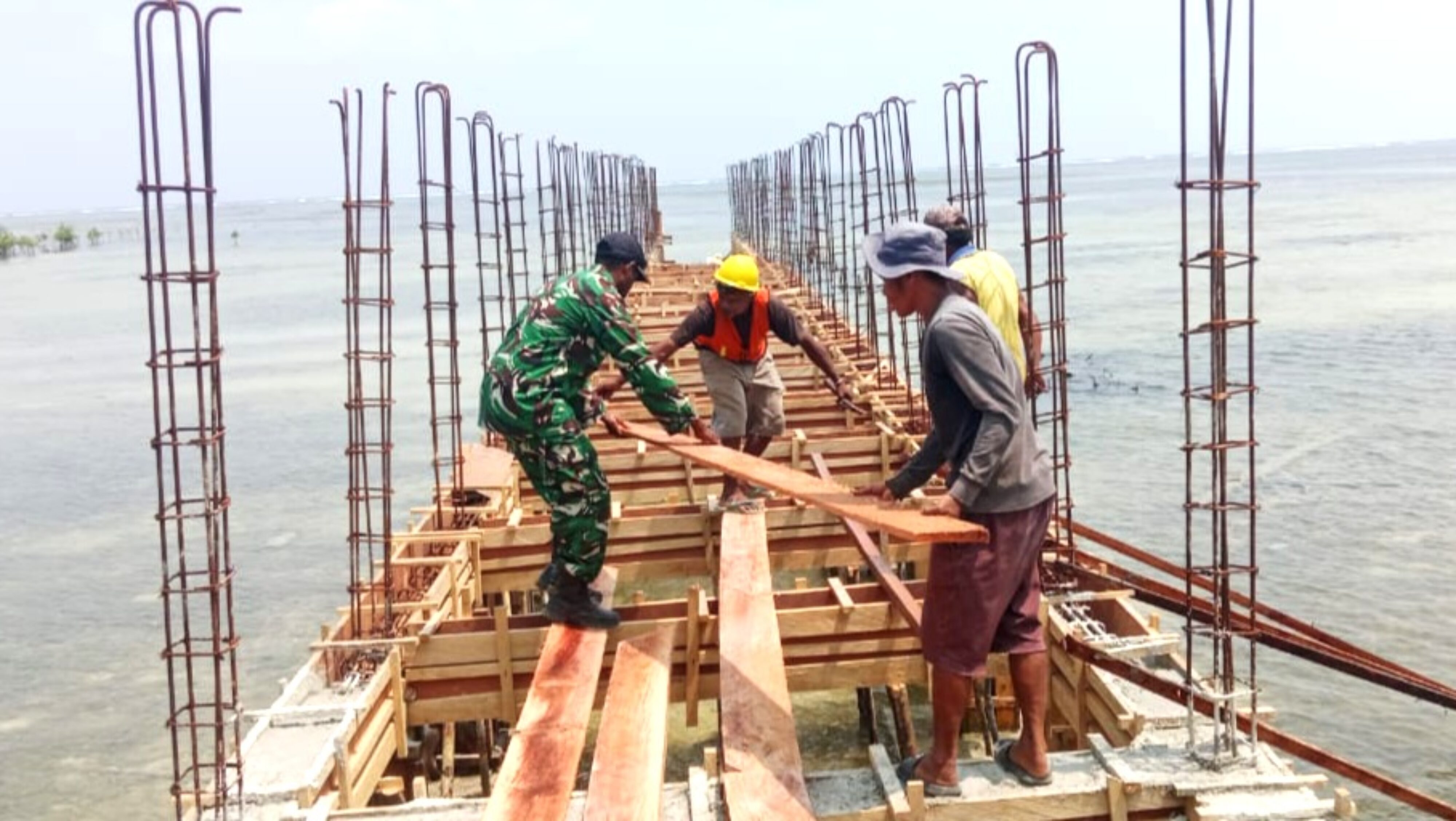 Babinsa Hadiri Monitoring Pembangunan Kampung Nelayan di Kornasoren