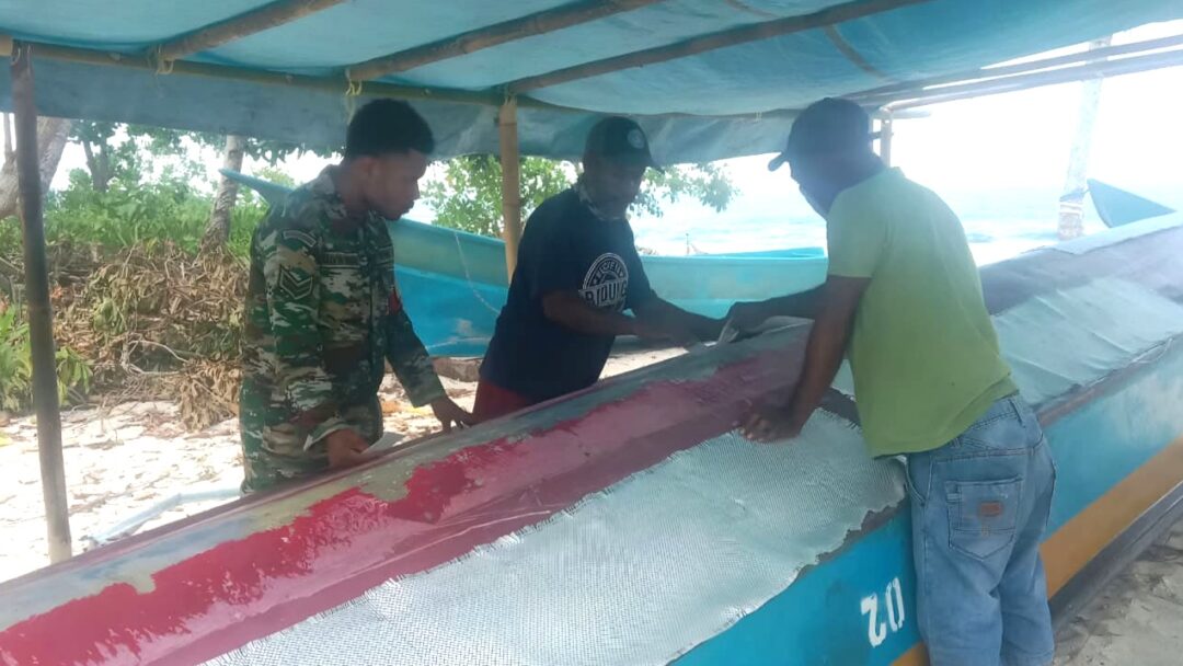 Babinsa Posramil Warsa Bantu Warga Binaan Perbaiki Perahu Fiber