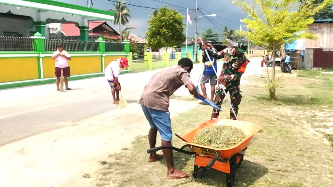 Babinsa Numfor Bersama Warga Bersihkan Bahu Jalan di Kampung Yenburwo