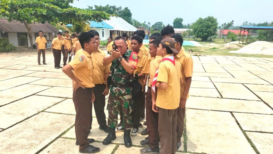 Babinsa Biak Kota Berikan Materi Kompas kepada Siswa SMA YPPK Yos Sudarso Biak