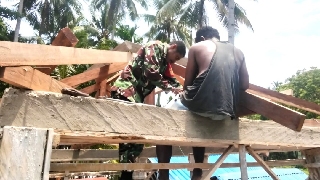Babinsa Numfor Bantu Warga Bangun Rumah Pusara di Kampung Indaibo