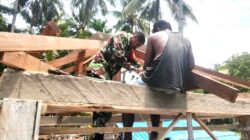 Babinsa Numfor Bantu Warga Bangun Rumah Pusara di Kampung Indaibo