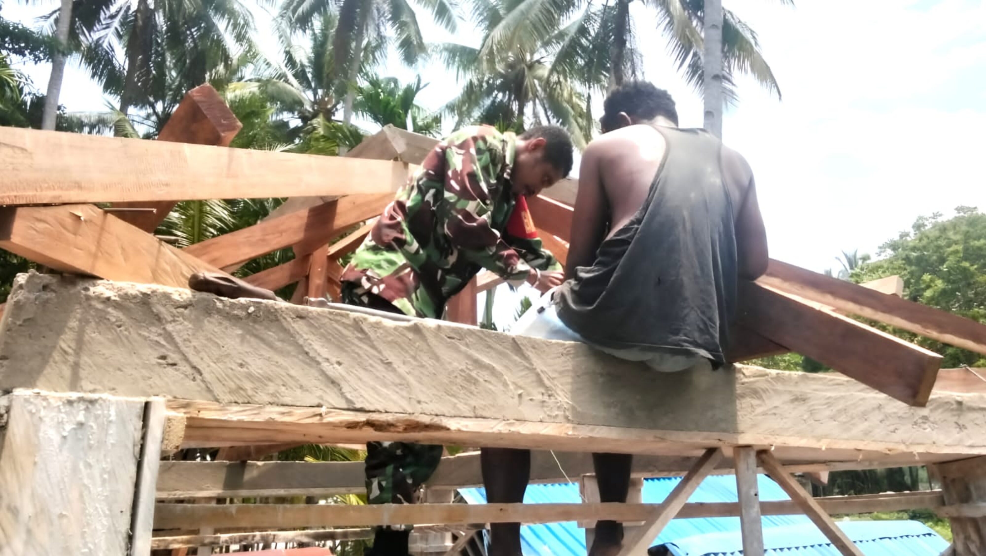 Babinsa Numfor Bantu Warga Bangun Rumah Pusara di Kampung Indaibo