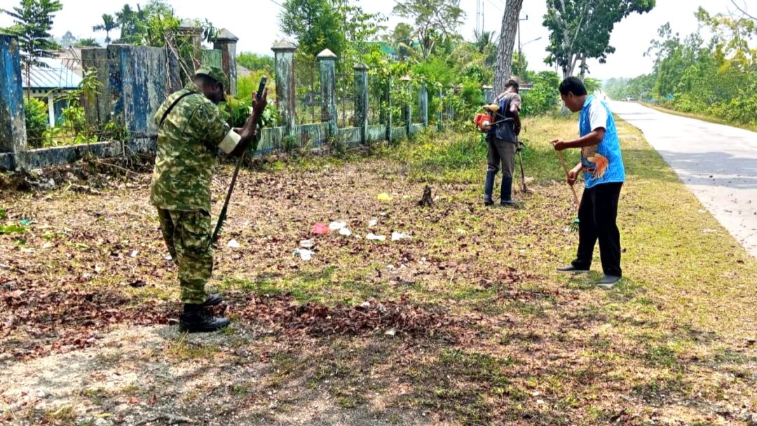 Babinsa Posramil Biak Timur Bersama Warga Bersihkan Bahu Jalan Kampung Kajasbo
