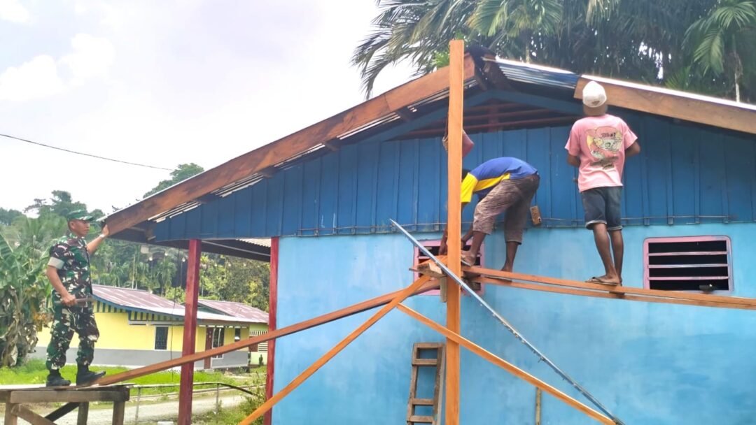 Babinsa Supiori Selatan Bantu warga Pasang Lisplang Rumah