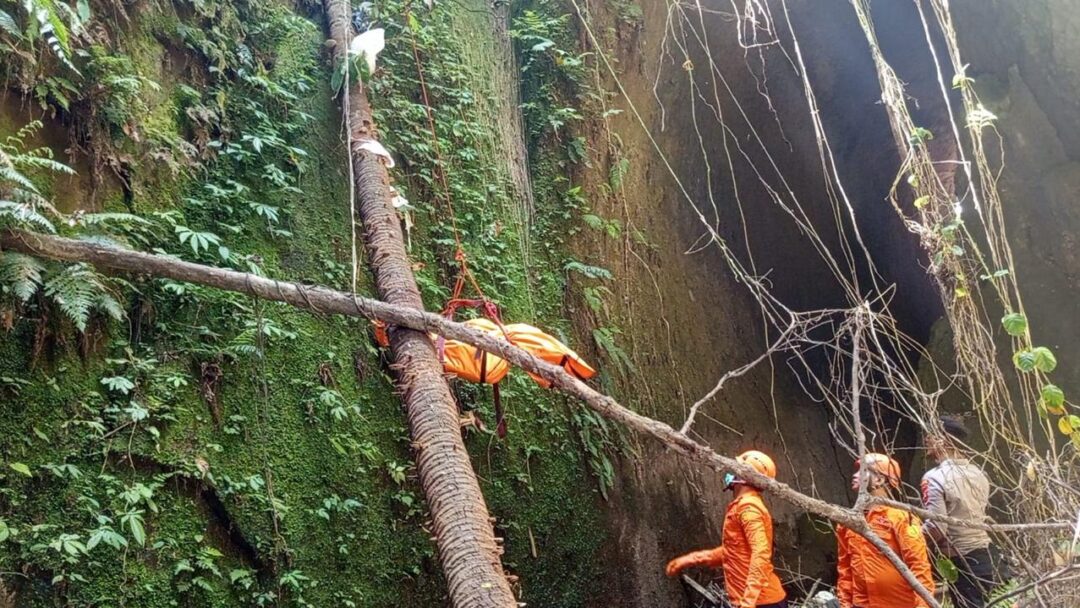 Tim SAR Karangasem Berhasil Evakuasi Lansia yang Terjatuh ke Jurang Sedalam 45 Meter di Sidemen