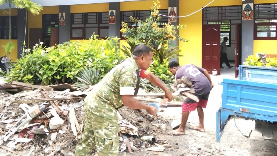 Babinsa Biak Kota Bantu Bersihkan Puing Revitalisasi SMKS TIK Yapis Biak