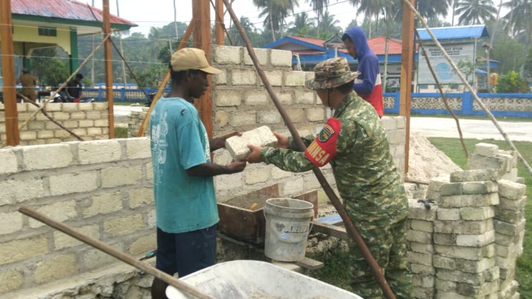 Babinsa Koramil Numfor Bersama Warga Pasang Batu Tela untuk Pembangunan Kios