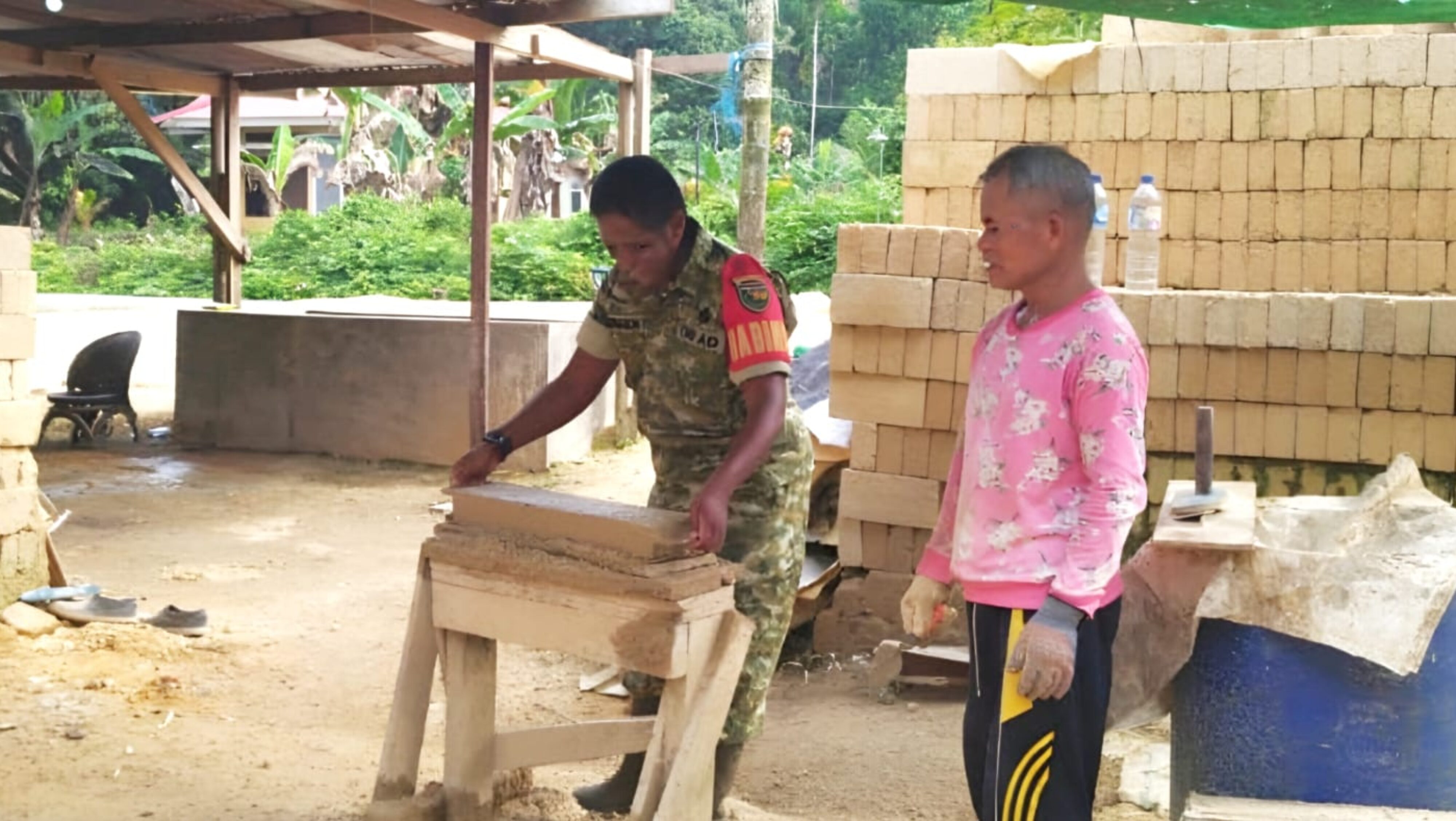 Babinsa Supiori Selatan Bantu Warga Membuat Batu Tela di Kampung Odori