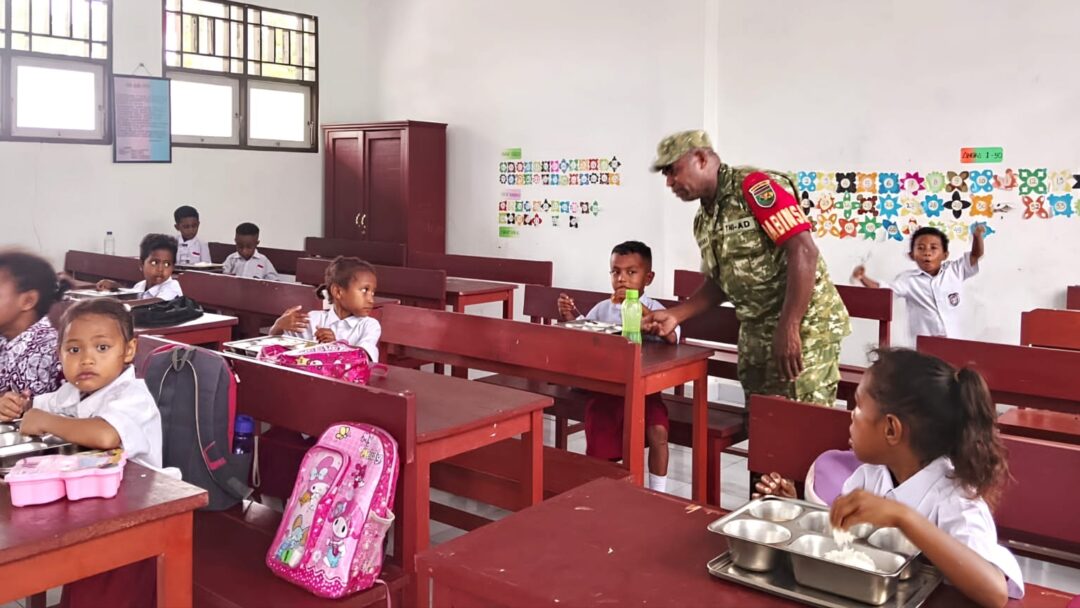 Babinsa Biak Kota Dampingi Penyaluran MBG di SD Inpres Mandouw