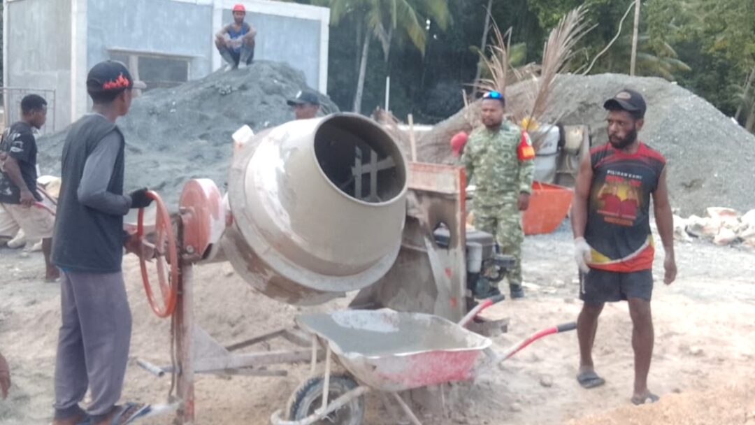 Babinsa Numfor Hadiri Monitoring Pembangunan Kampung Nelayan di Desa Yenbeba
