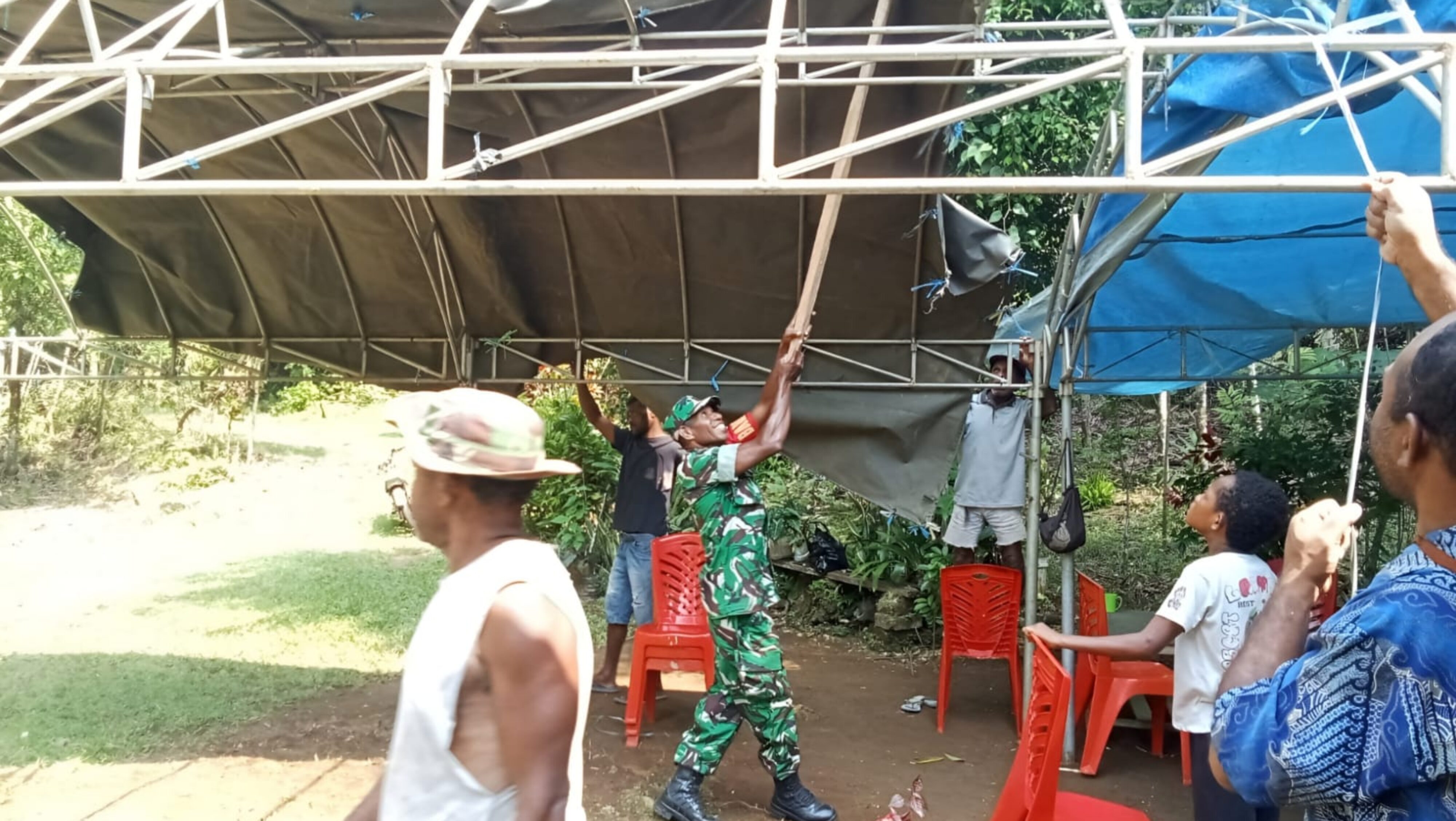 Babinsa Koramil Biak Utara Bantu Pasang Tenda untuk Kegiatan Ibadah di Kampung Mnusfor