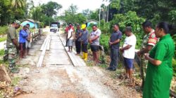 Babinsa Supiori Selatan Bersama Masyarakat Gelar Doa Bersama Kelancaran Pembangunan Jembatan