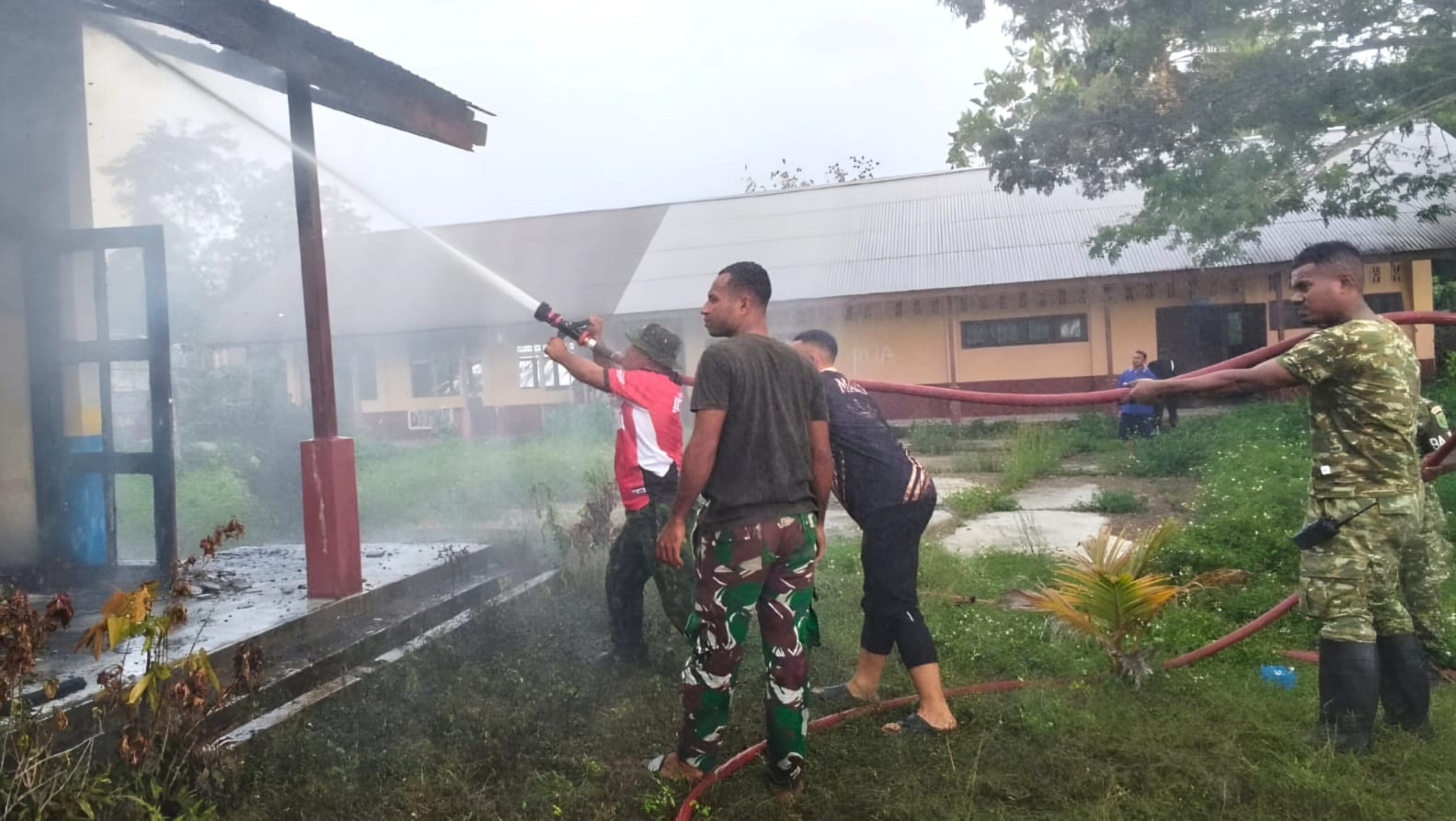 Tim Damkar Kodim 1708/BN Padamkan Kebakaran Gedung Perpustakaan SMP YPK 1 Biak