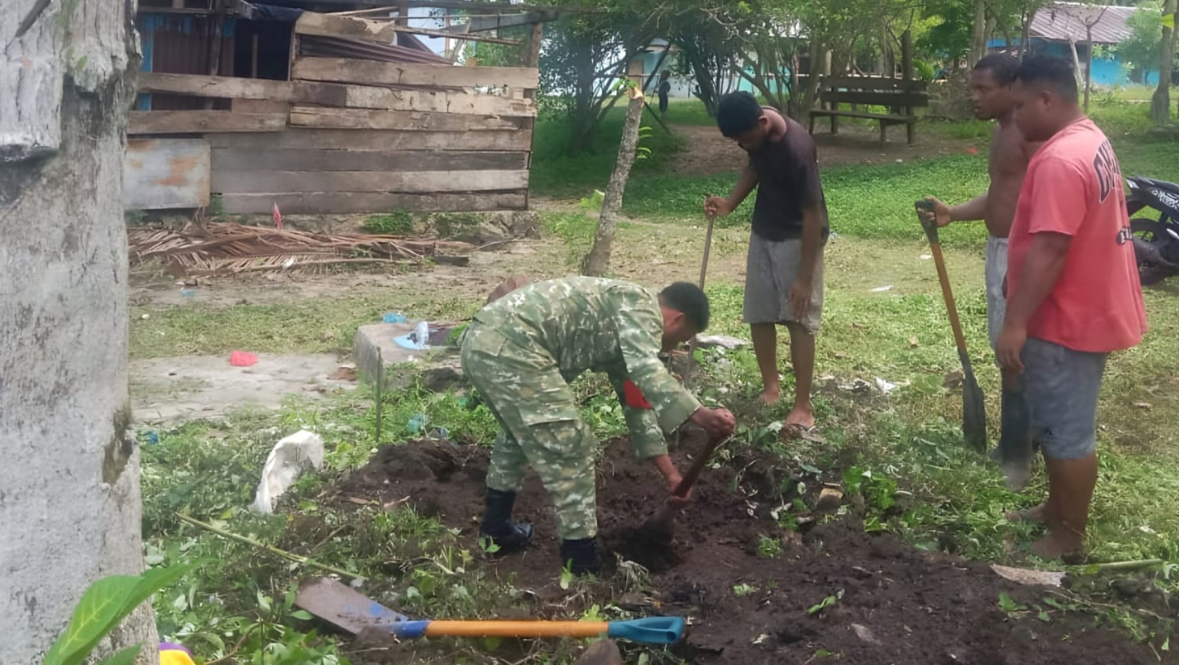 Babinsa Posramil Warsa Bantu Warga Gali Septic Tank di Kampung Maniri