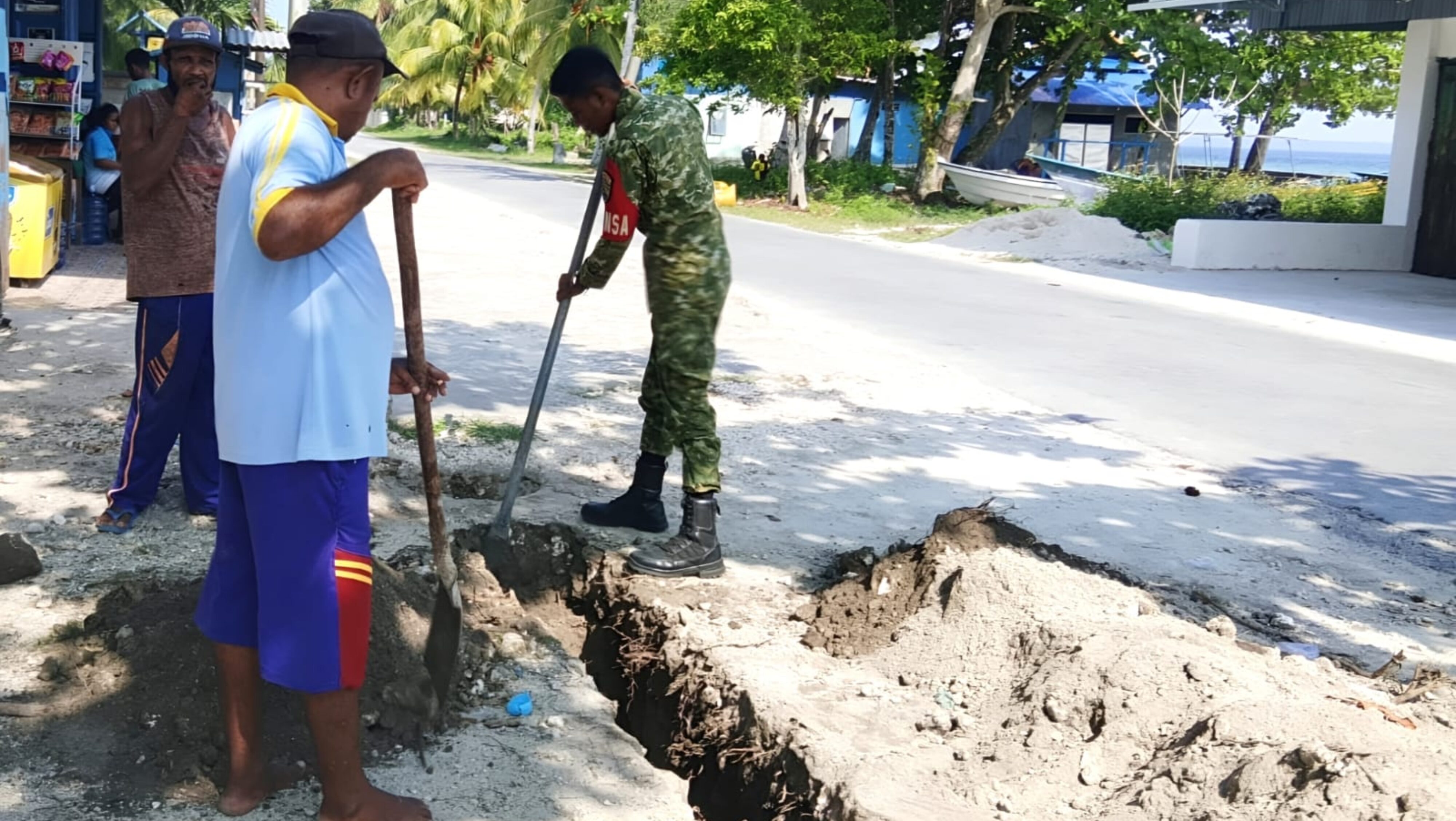 Babinsa Posramil Biak Timur Bantu Warga Gali Saluran Pipa Air di Kampung Bindusi