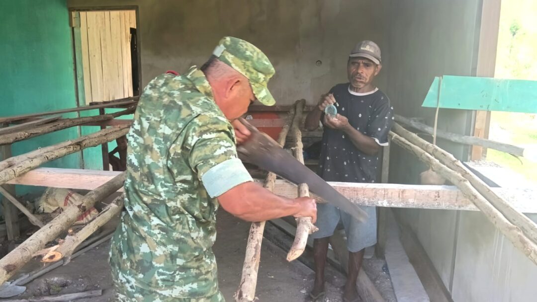 Babinsa Koramil Biak Utara Bantu Warga Buat Para-Para untuk Plafon Teras Rumah