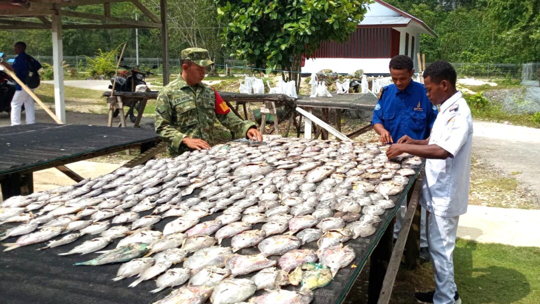 Babinsa Numfor Monitoring Kegiatan Siswa SMKN 3 Kemaritiman di Distrik Poiru