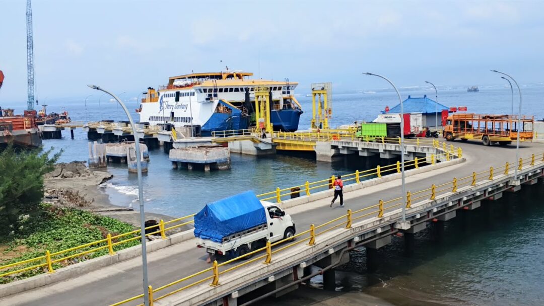 Air Laut Surut, Kapal Tak Bisa Bongkar Muat di Gilimanuk sejak Dini Hari