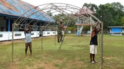 Babinsa Biak Utara Bantu Warga Pasang Tenda Persiapan Sidang Jemaat GKI Pniel Korem