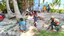 Babinsa dan Warga Gotong-Royong Bersihkan Lingkungan Kampung Mapia