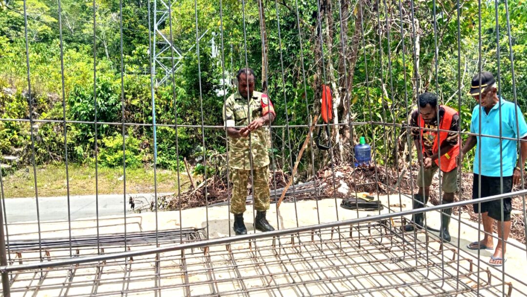Babinsa Biak Timur Bersama Warga Kampung Bergotong-Royong Membuat Bak Penampungan Air