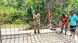 Babinsa Biak Timur Bersama Warga Kampung Bergotong-Royong Membuat Bak Penampungan Air