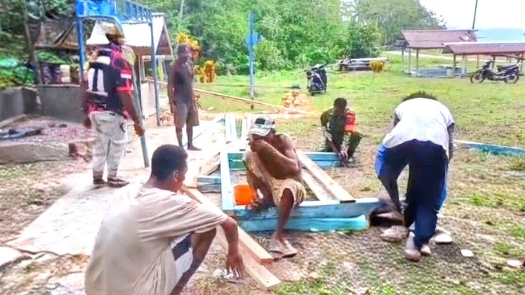 Babinsa Supiori Utara Bantu Warga Bangun Rumah Kuburan di Kampung Warsa