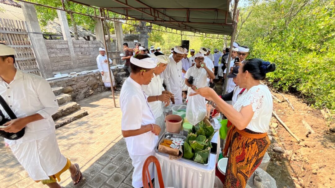 Momentum Tumpek Wayang, Pemkab Jembrana Gelar Persembahyangan, Sosialisasi Pembangunan PLTS Hingga Aksi Bersih-Bersih Sampah